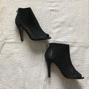 Vince Camuto black leather peep toe booties size 6